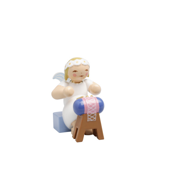 Margeritenengel, sitzend, mit Klöppelsack