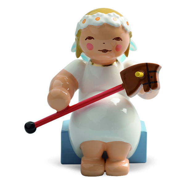 Margeritenengel, sitzend, mit Steckenpferd