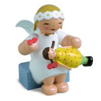 Margeritenengel, sitzend, mit Puppe