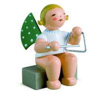 Engel mit Triangel, sitzend