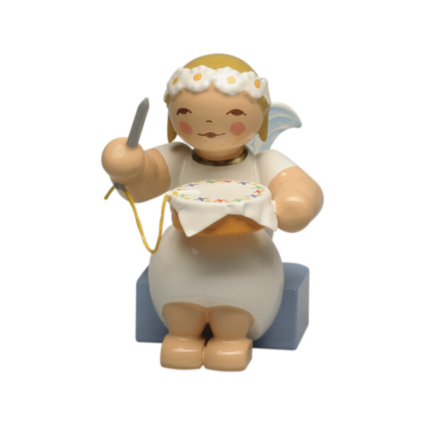 Margeritenengel, sitzend, mit Stickrahmen