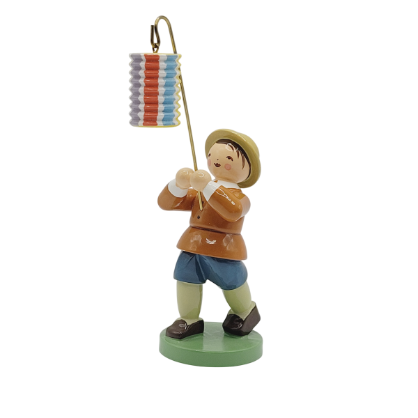 Junge mit kurzem Lampion