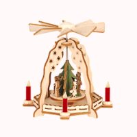 Kleinstpyramide mit Wald, grüner Mittelbaum, rote Kerzen