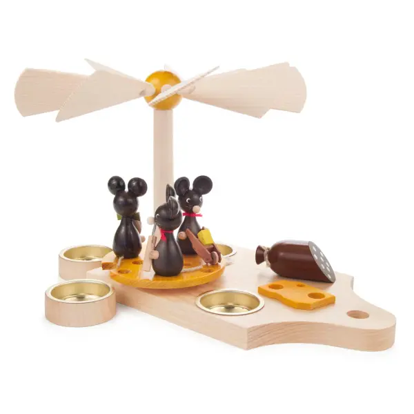 Pyramide Mäusekinder auf Frühstücksbrett