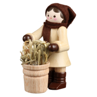 Frau mit Heukorb