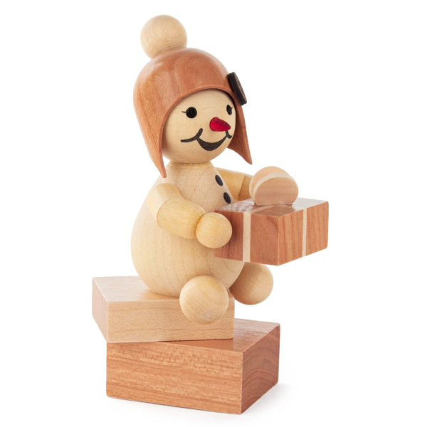 Schneemädchen "mit Geschenk" sitzend