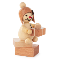 Schneemädchen "mit Geschenk" sitzend