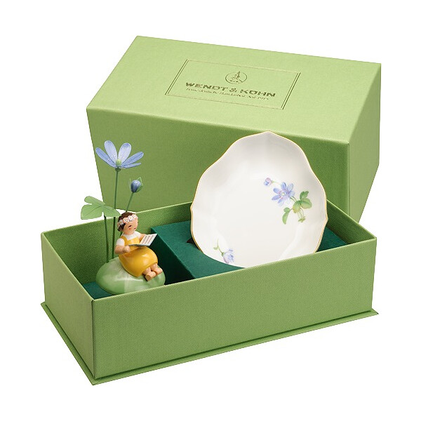 Mädchen mit Leberblümchen, auf Hügel, mit Schale aus Meissner Porzellan