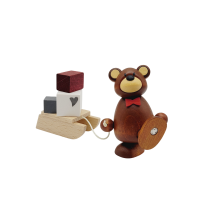 Bärnd mit Geschenkeschlitten